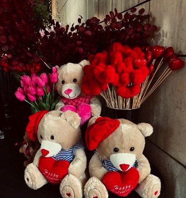 Valentine teddy bears with tulips and roses